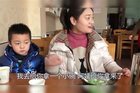 小伙带媳妇孩子改善伙食下馆子，两碗羊汤配炒饼，羊肉饺子最过瘾