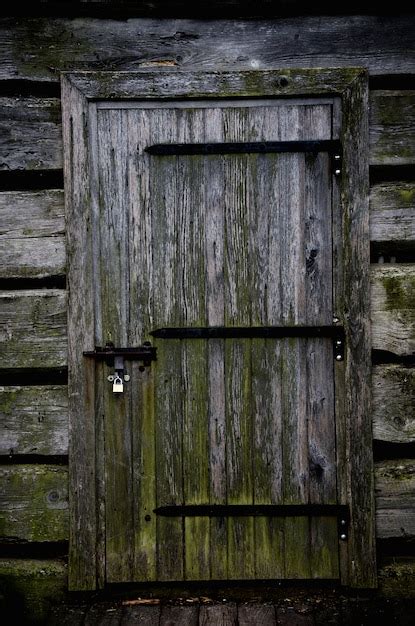 Porta De Madeira De Uma Casa Abandonada Sombria Foto Premium