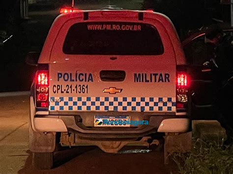 Valentão agride a mulher quebra objetos da casa usa arma para ameaçar