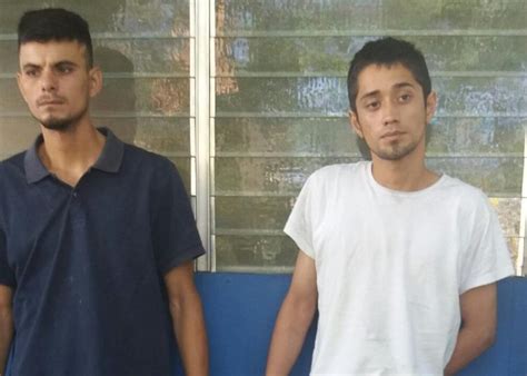 Pnc De Gotera Presenta A Dos Hombres Acusados De Robar En Carne A