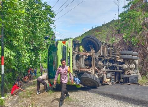 Truk Mengangkut Mi Instan Terguling Di Tanjakan Sarimi Kolut Muatan