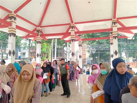 Upaya Pengentasan Stunting Babinsa Dampingi Penyaluran Bantuan Bagi