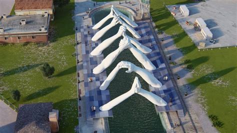 Lorenzo Quinn Joins Giant Hands To Build Bridges During Venice Art