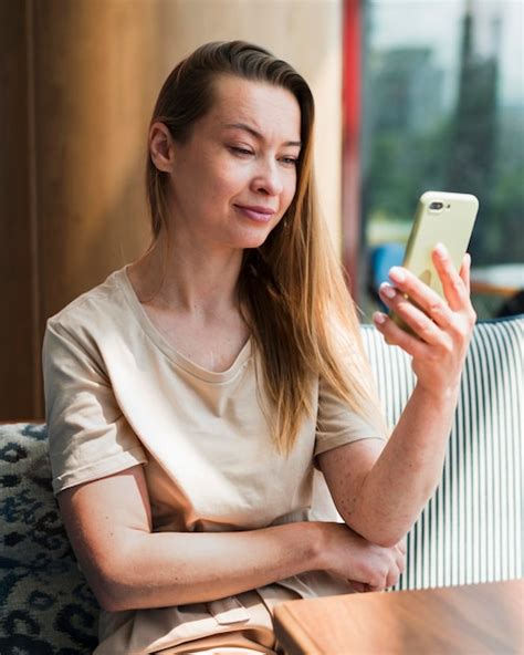 Retrato De Mujer Joven Tomando Un Selfie Foto Gratis