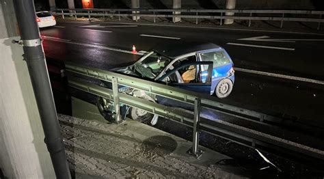 Autobahn A2 In Birsfelden BL Autofahrerin 26 Nach Selbstunfall