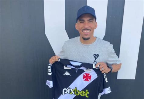 E O Botafogo Volante Allan Vestiu A Camisa Para Atuar Pelo Vasco Da