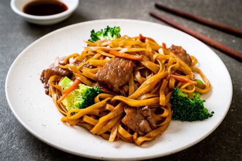 Premium Photo | Stir-fried noodles with pork and vegetable