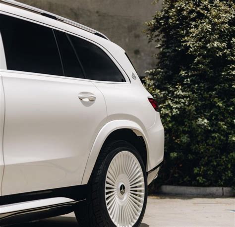 Mercedes Maybach Gls600 Looks Evenly Bleached Riding On Matching 24 In