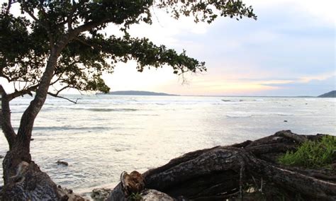 Pemandangan Eksotis Pantai Karapyak Di Pangandaran Yang Memesona West