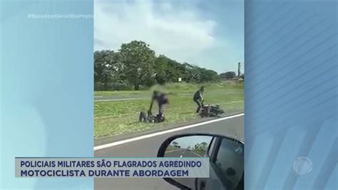 Policiais Militares são flagrados agredindo motociclista durante