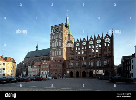 Nikolaikirche Und Rathaus Backsteingotik Stralsund Hi Res Stock