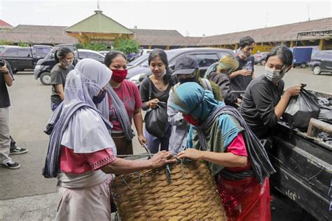 Dari Tugas Akhir Turun Ke Hati Aksi Sosial Galang Dana Untuk Buruh