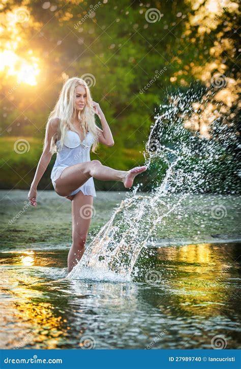 Femme Blonde Sexy Dans La Lingerie Dans Une Eau De Rivière Photo stock