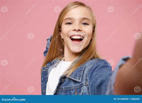 Gros Plan De Rire Petite Fille Blonde De Ans En Veste Denim Isolée