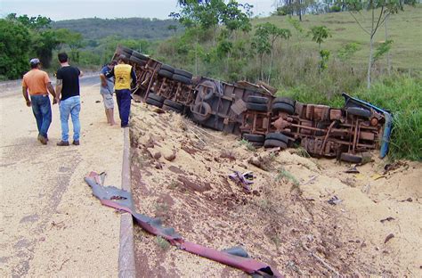 Carreta Carregada Com Soja Tomba Na Br 050 Entre Araguari E Uberlândia