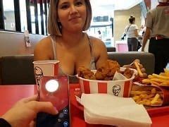 La délicieuse blonde Est allée au KFC et a utilisé un vibrateur contrôlé par son petit ami pour