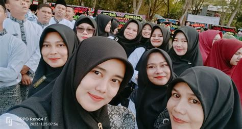 Guru Guru Smk Negeri Karang Baru Mengikuti Upacara Peringatan Hari