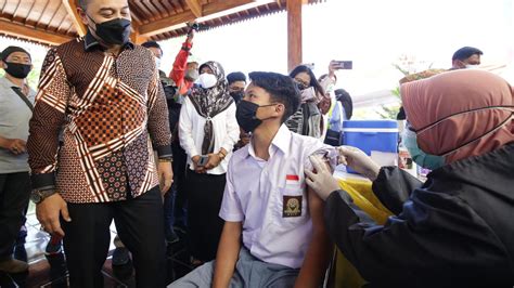 Pemkot Surabaya Salurkan Belasan Ribu Beasiswa Untuk Pelajar Dan