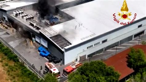 Firenze Paura Al Centro Commerciale Locali Evacuati Per Un Incendio