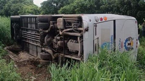 Vuelca autobús de la Universidad de Chapingo en Isla Veracruz hay 5