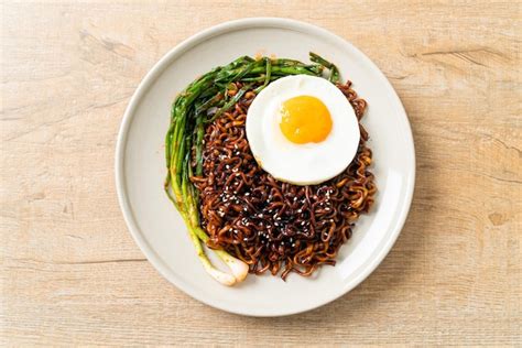 Macarrão instantâneo de molho preto picante coreano seco ovo frito