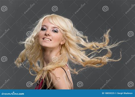 Fille Blonde Avec Le Long Cheveu De Vol Image Stock Image Du Attrayant Mode