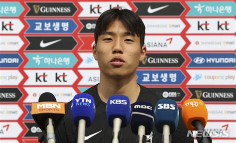 인터뷰하는 U 20 남자 축구대표팀 이승준 네이트 스포츠