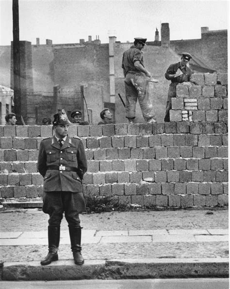 The Building Of The Berlin Wall - 1961-1962 - Flashbak