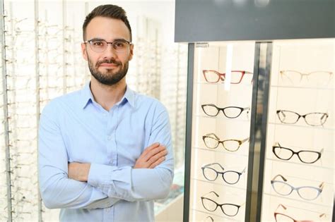 Joven Eligiendo Gafas En Una Tienda De Ptica Foto Premium