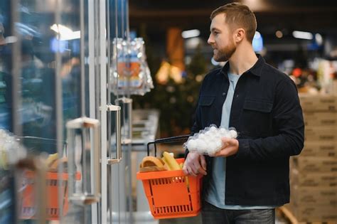 Hombre Que Sostiene La Caja De Huevos En El Supermercado Caja De Huevos