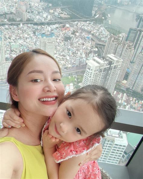 Thay vì đánh chừa khi con ngã hot mom này lại có cách dạy con cực thông minh