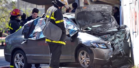 Un auto chocó contra un paredón en Núñez dos muertos