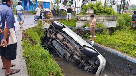 Kecelakaan Tunggal Di Pundong Bantul Toyota Innova Masuk Ke Selokan