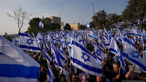 Mass protest as Israel's Netanyahu advances legal reforms – DW – 02/20/2023