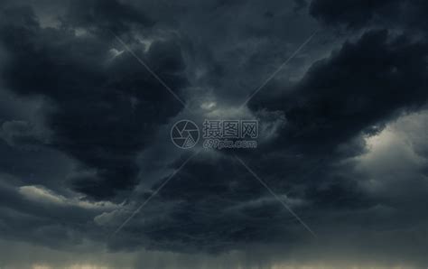 沉重的黑暗风暴云和倾盆大雨暴风雨天气高清图片下载 正版图片502866497 摄图网