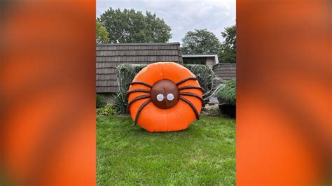 Dunkin’ unveils 6-foot inflatable spider donut just in time for spooky ...