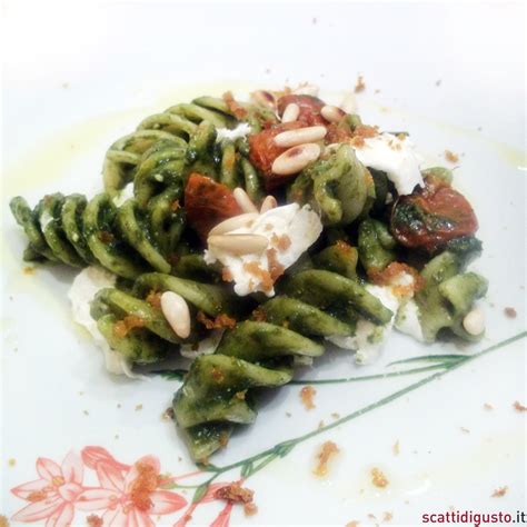 I Fusilli Al Pesto Invernale Con Foglie Di Broccoletti