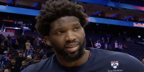 Joel Embiid Raggiunge Wilt Chamberlain Dunkest