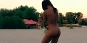 Nude Innuska Playing Frisbee On The Beach Tnaflix