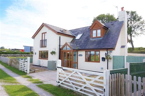 3 Bedroom Detached House For Sale In Brynford Holywell Ch8 8bb