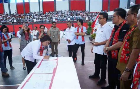 Didampingi Ketua PMI Kota Bitung Walikota Maurits Mantiri Hadiri HUT Ke