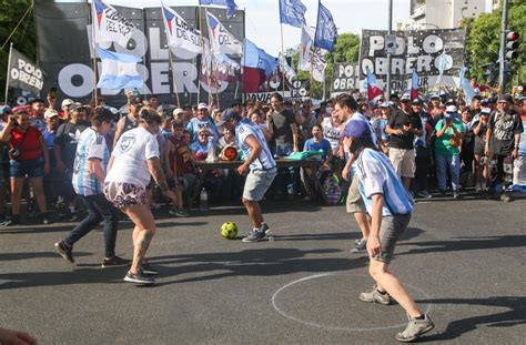 Los Piqueteros Jugaron En El Metrobús De La 9 De Julio Un Partido De