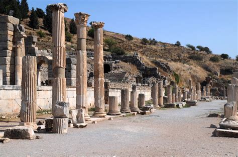 Columnas En Bergama Foto De Archivo Imagen De Ciudad 34508186