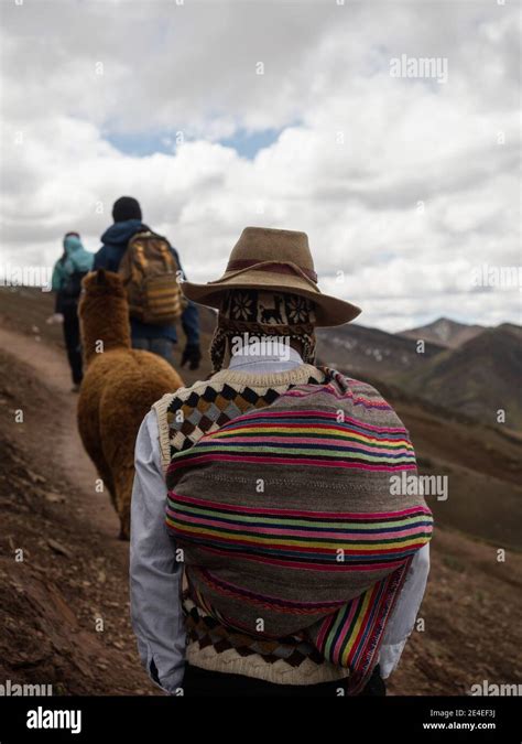 Hombre Peruano En Ropa Ind Gena Andina Tradicional Senderismo Con