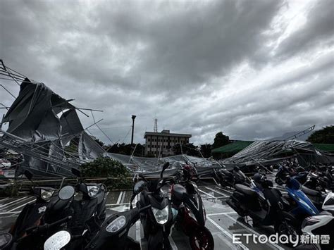 海葵颱風發威！花蓮機車棚頂不住強風倒塌 警拉封鎖線警戒 Ettoday社會新聞 Ettoday新聞雲