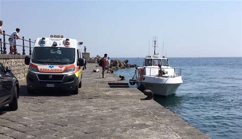 Il Vescovado Costa D Amalfi Sviene In Spiaggia 41enne Di Angri