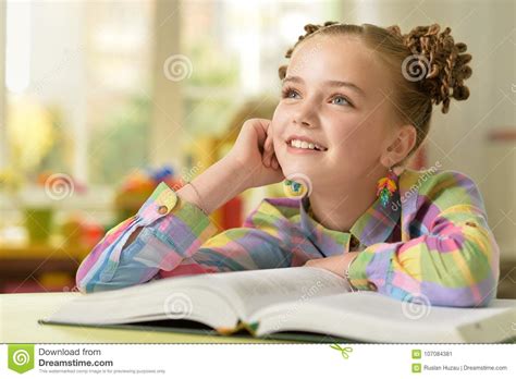 Livro De Leitura Da Menina Na Tabela Imagem De Stock Imagem De