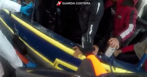 Migranti Soccorso Della Guardia Costiera A Miglia Da Siracusa In