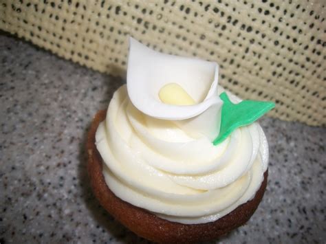 Calla Lily Cupcake