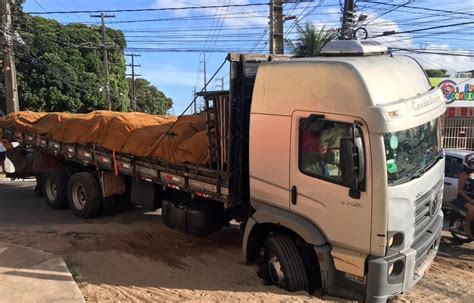 Caminh O Carregado De Ferro Cai Em Buraco E Interdita Avenida Por Cerca